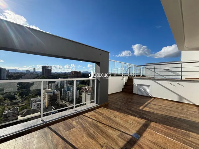 Vista panorâmica da varanda com vista para a paisagem urbana.