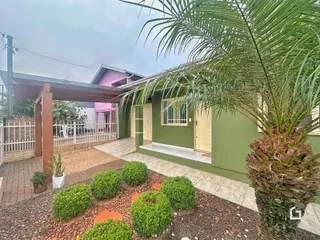 Fachada de uma residência em Lajeado, Brasil, com jardim frontal.
