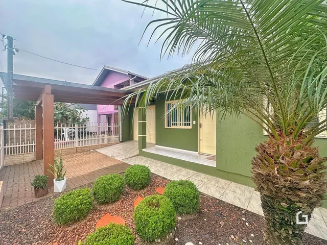Fachada de uma residência em Lajeado, Brasil, com jardim frontal.