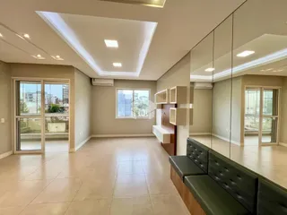 Sala de estar ampla com piso de cerâmica e móveis modernos.