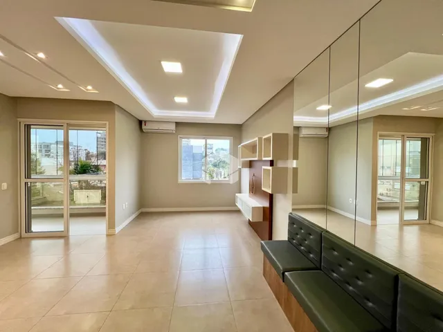 Sala de estar ampla com piso de cerâmica e móveis modernos.
