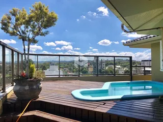 Vista de uma varanda com piscina e paisagem urbana em Lajeado.