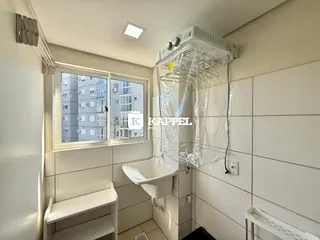 Foto de um banheiro interno com janela que oferece vista para edifícios vizinhos.