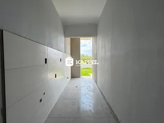 Corredor interno branco com painéis na parede.