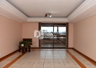 Corredor interno com piso de cerâmica e paredes claras.