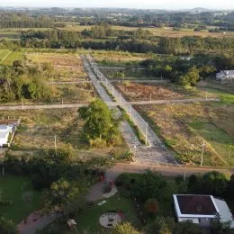 Vista aérea de uma área rural com campos e vegetação em Lajeado.