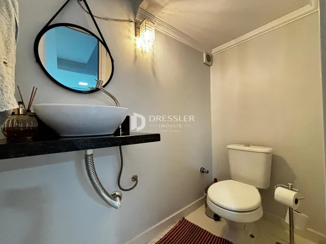 Foto de um banheiro moderno com pia e vaso sanitário.