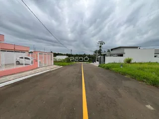 Vista da rua em Lajeado, Brasil, mostrando duas propriedades laterais.