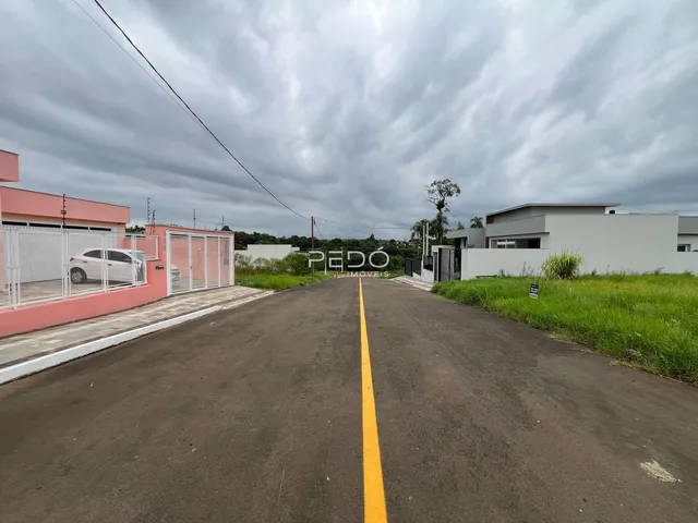 Vista da rua em Lajeado, Brasil, mostrando duas propriedades laterais.