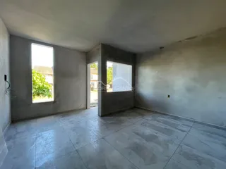 Ambiente interno com paredes lisas e piso de cerâmica em uma residência.
