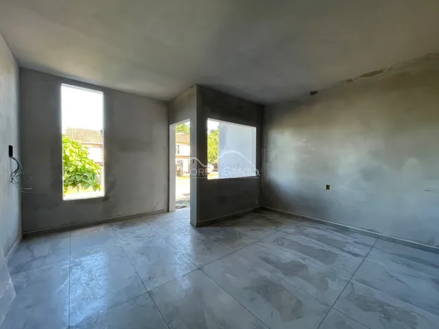Ambiente interno com paredes lisas e piso de cerâmica em uma residência.