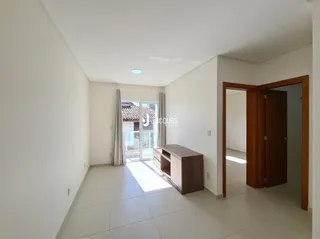 Interior de um ambiente com paredes brancas e piso claro.