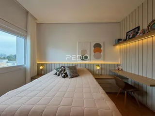 Quarto com vista para o mar e decoração moderna.