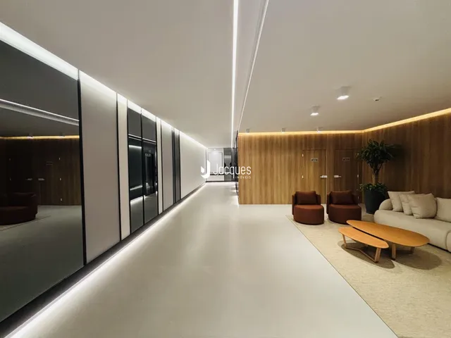 Hall de entrada moderno com paredes de madeira e iluminação clara.