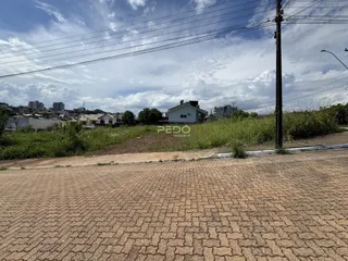 Exterior da propriedade em Lajeado, Brasil, mostrando a frente e a vegetação ao redor.
