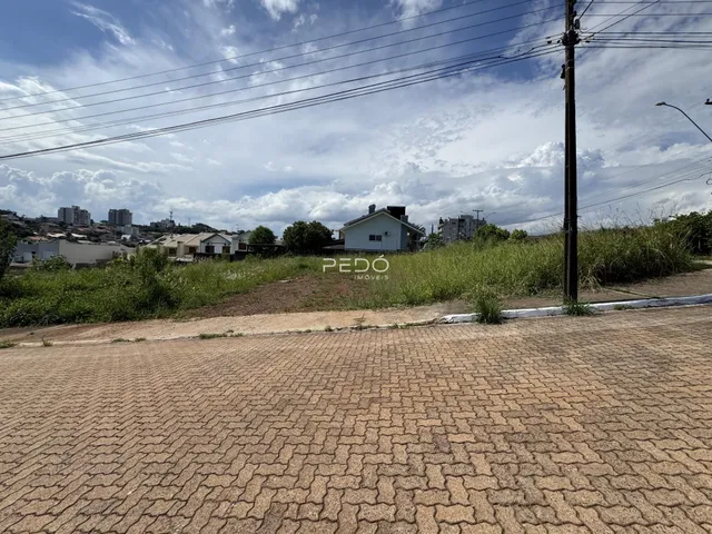 Exterior da propriedade em Lajeado, Brasil, mostrando a frente e a vegetação ao redor.