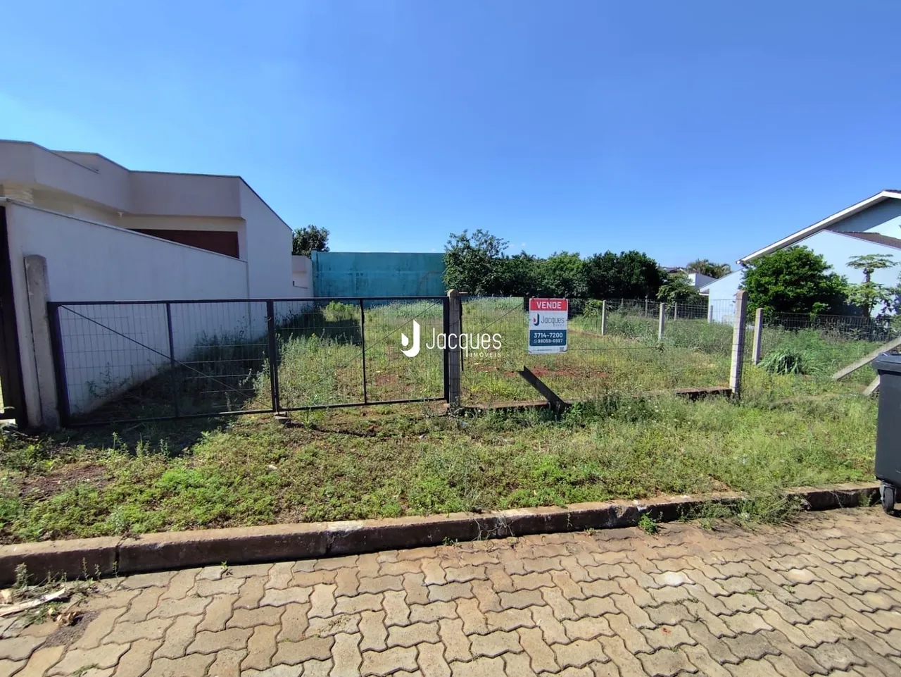 Foto da cerca e do terreno de uma propriedade em Lajeado.