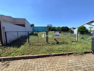 Foto da cerca e do terreno de uma propriedade em Lajeado.