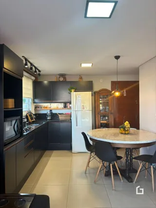 Foto de uma cozinha e sala de jantar em um imóvel.
