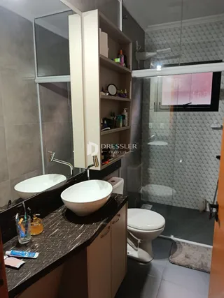 Banheiro com pia e vaso sanitário em um imóvel.