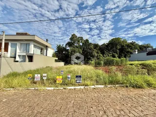 Vista externa de uma residência em Lajeado, Brasil, com vegetação no jardim.