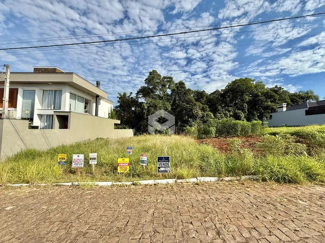 Vista externa de uma residência em Lajeado, Brasil, com vegetação no jardim.