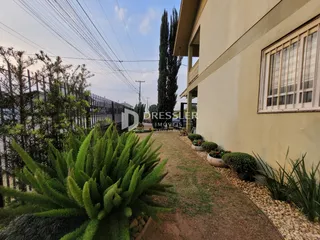 Fachada de uma residência em Lajeado, Brasil, com jardim frontal.
