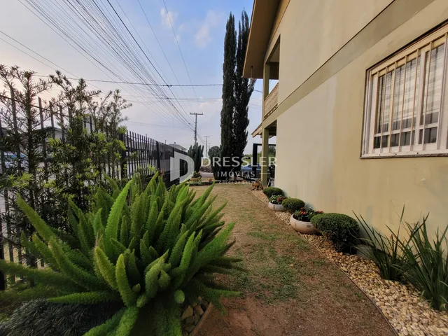 Fachada de uma residência em Lajeado, Brasil, com jardim frontal.