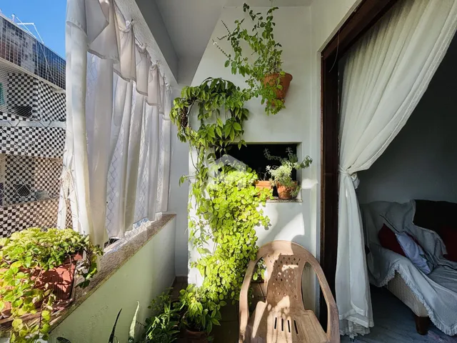Interior de um espaço com plantas e janelas em Lajeado, Brasil.