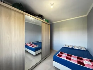 Quarto com cama e guarda-roupa em um imóvel.