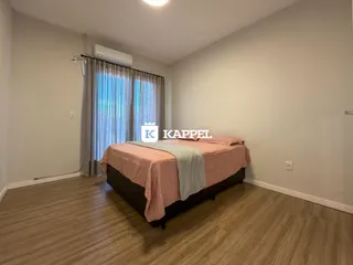 Foto de um quarto com cama e cortinas em um imóvel.