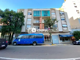 Fachada de um prédio residencial em Lajeado, Brasil com janelas e varandas.