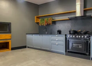 Foto de uma cozinha moderna com armários azuis e bancada escura.