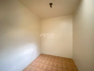 Foto de uma parede interna com piso de cerâmica.