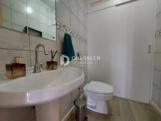 Foto de um banheiro com pia e vaso sanitário em um imóvel.