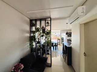 Sala de estar com estante e decoração verde.