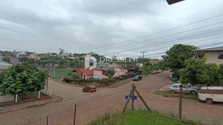Vista externa de uma propriedade em Lajeado, Brasil, com cercas e estrada de terra.