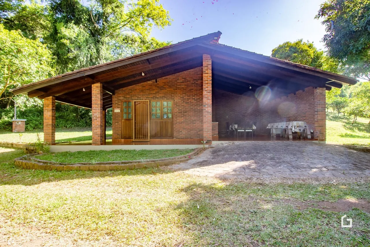 Fachada de casa de tijolos vermelhos com varanda em Lajeado, Brasil.