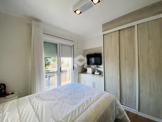 Quarto com porta de vidro e vista para o exterior.