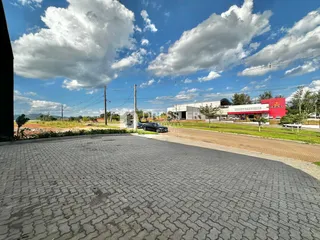 Vista da fachada de um imóvel em Lajeado, Brasil, com área externa pavimentada.