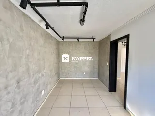 Hall de entrada com piso de cerâmica claro e iluminação de trilho.