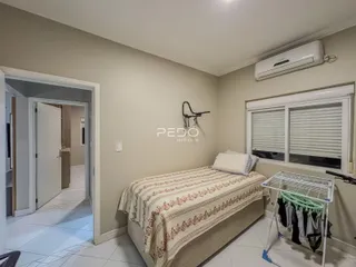 Quarto com cama e janela em um imóvel no Brasil.