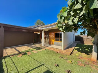 Fachada de uma casa residencial com jardim e garagem em Lajeado.