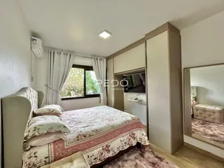Quarto com cama e armários em um imóvel.