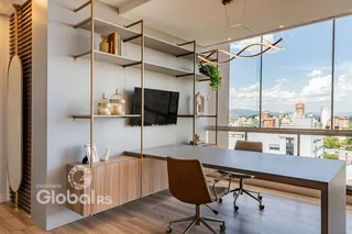 Sala de estar moderna com vista para a cidade e grande janela.