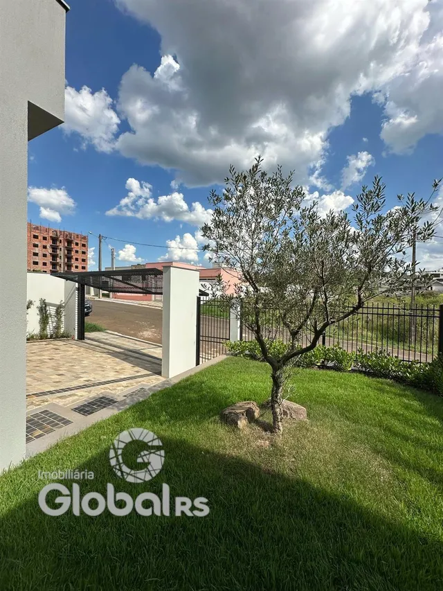 Vista externa da propriedade com jardim e cerca.