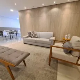 Uma sala de estar com sofá claro e piso de carpete é visível na propriedade.