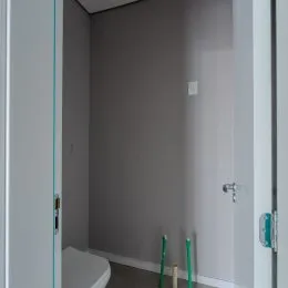 Foto de um interior simples com paredes brancas.