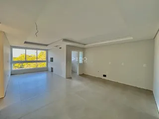 Sala de estar ampla com grande janela de vidro em Lajeado, Brasil.