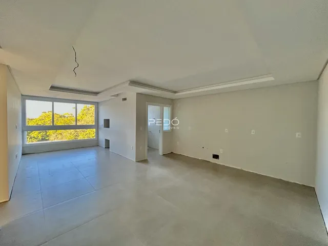 Sala de estar ampla com grande janela de vidro em Lajeado, Brasil.